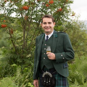 Master Distiller Antony McCallum mit einem Glas Whisky in der Hand